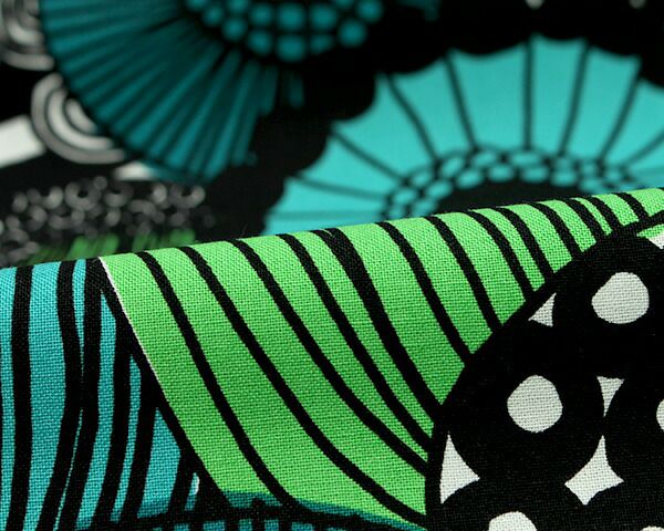 マリメッコ（marimekko） ピエニ シイルトラプータルハ/PIENI SIIRTOLAPUUTARHA コットンファブリック(生地) (30cm以上から10cm単位で切り売り)